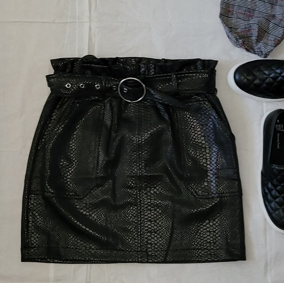 Black mini skirt snakeskin imitation with belt. - Picture 3 of 3